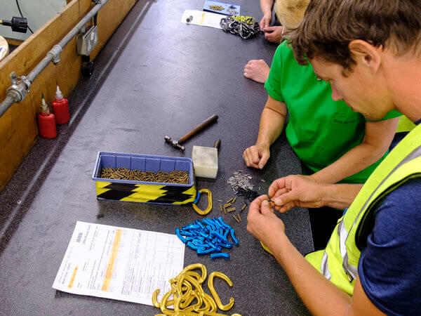 In der Produktionshalle durften wir auch selber Karabiner herstellen.
