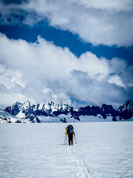 Um das Süd-Ost Couloir mit Ski zu befahren, müssen die beiden eine enorme Strecke hinter sich bringen.