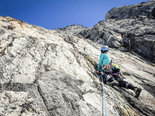 Als das Wetter endlich wechselt, können die beiden die dicke Winterkleidung im Basislager zurücklassen.