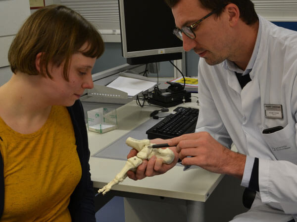 Anna und Dr. Med. Sebastian Scheidt im Gespräch.