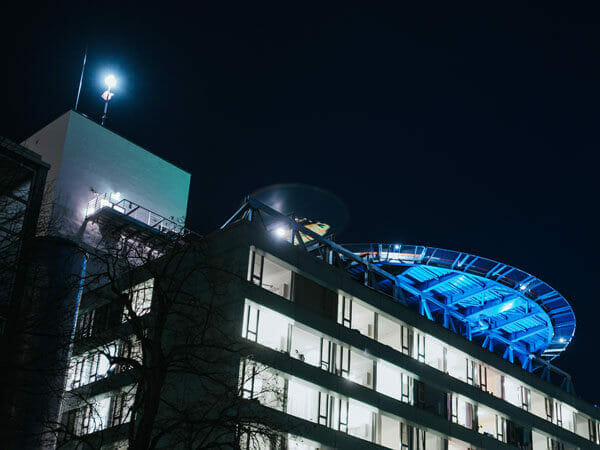 Der Helikopter startet auf dem Dach der Notfallklinik. Foto: Tim Liss