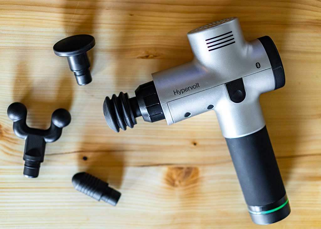 Massagepistole mit unterschiedlichen Aufsätzen