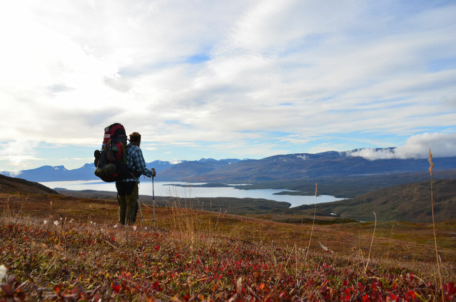 Simon steht auf dem Fjell