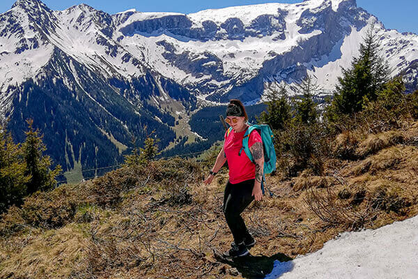 Person wandert in den Bergen