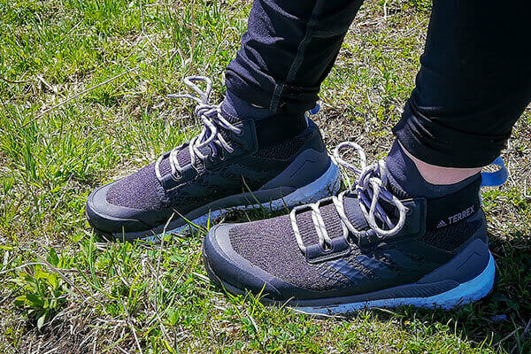 Weiches Obermaterial trifft harte Schutzkappen.