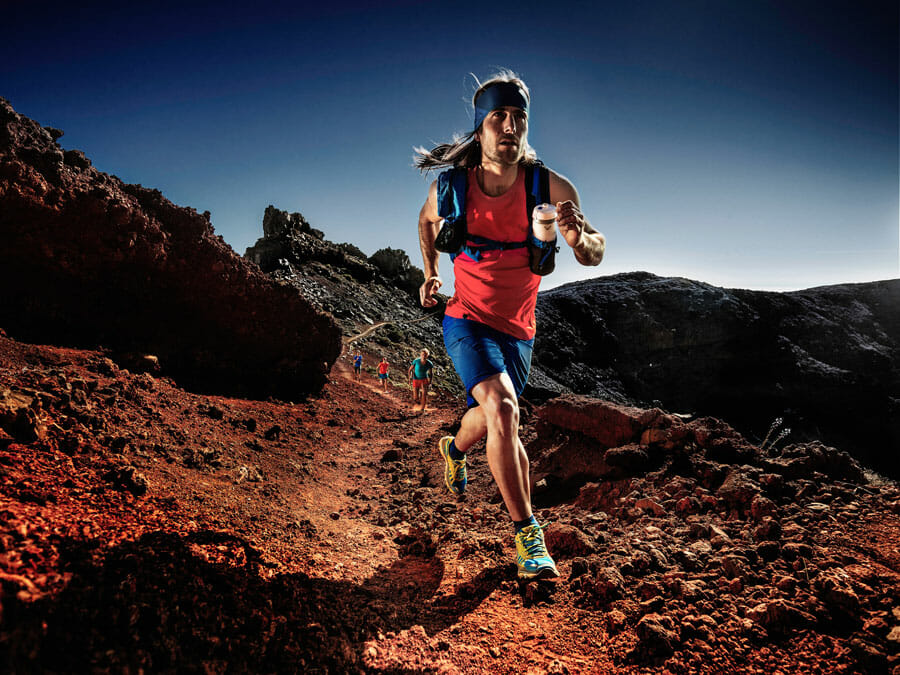 Mann läuft über roten Schotter
Wasserundurchlässigkeit beim Sport