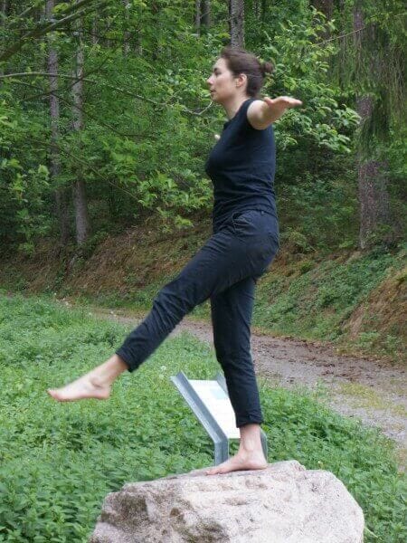 Der Einbeinstand ist eine Übung des Fußtrainings