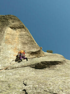 Kletterer an einer Felswand