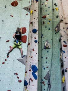 Kletterer in der Halle