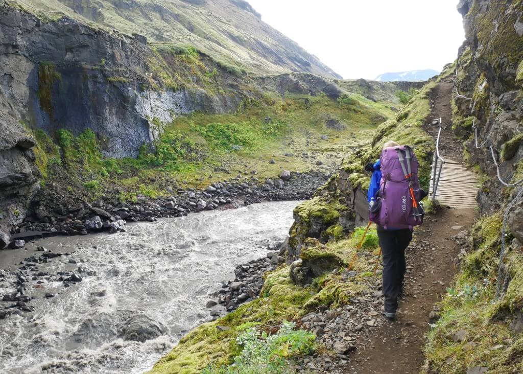 Eine Frau wandert mit Exped-Rucksack