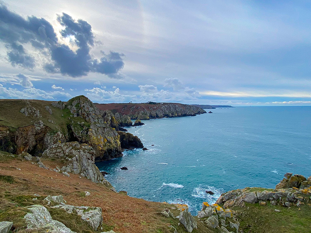 Steile Küsten in der Bretagne