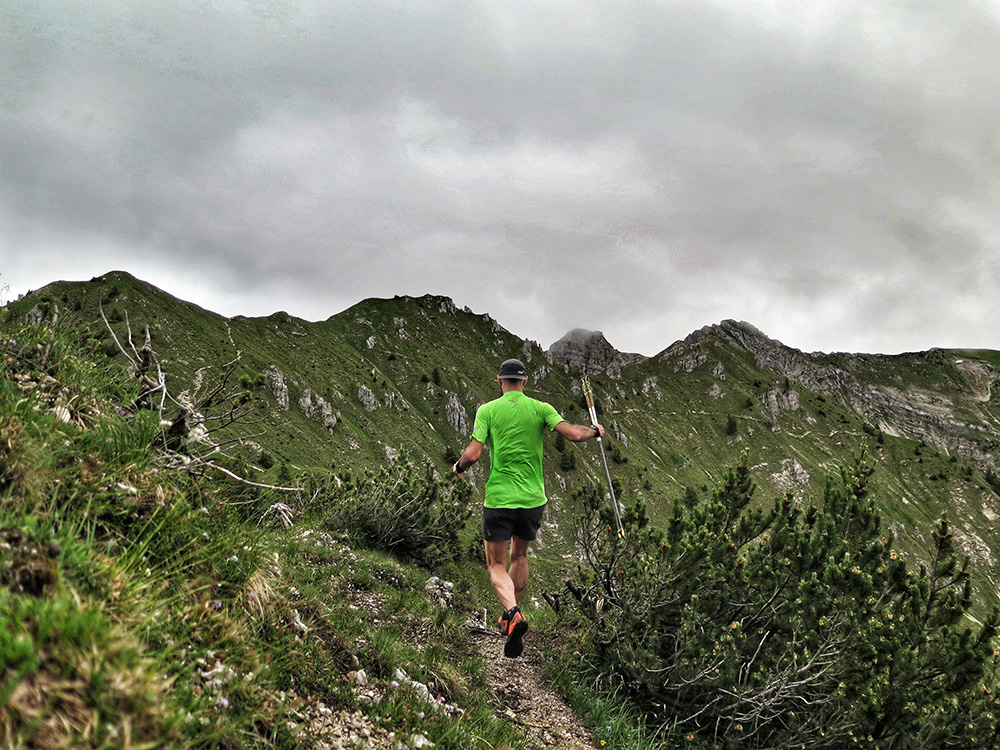 Orientierungsläufer auf einem Bergtrail