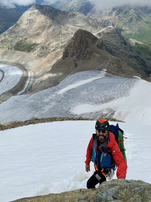 Über die Gletscherflanke geht es auf den Gipfel des Piz d'Arlas