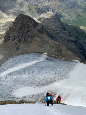 Über die Gletscherflanke geht es auf den Gipfel des Piz d'Arlas