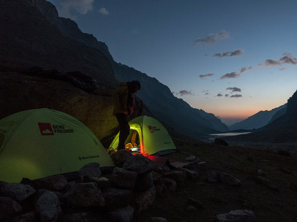 Bergfreunde beim Zelten in den Bergen