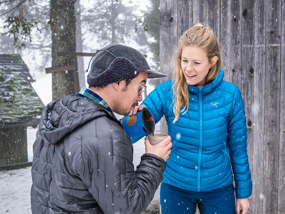 Bergfreunde beim Kaffeetrinken im Winter