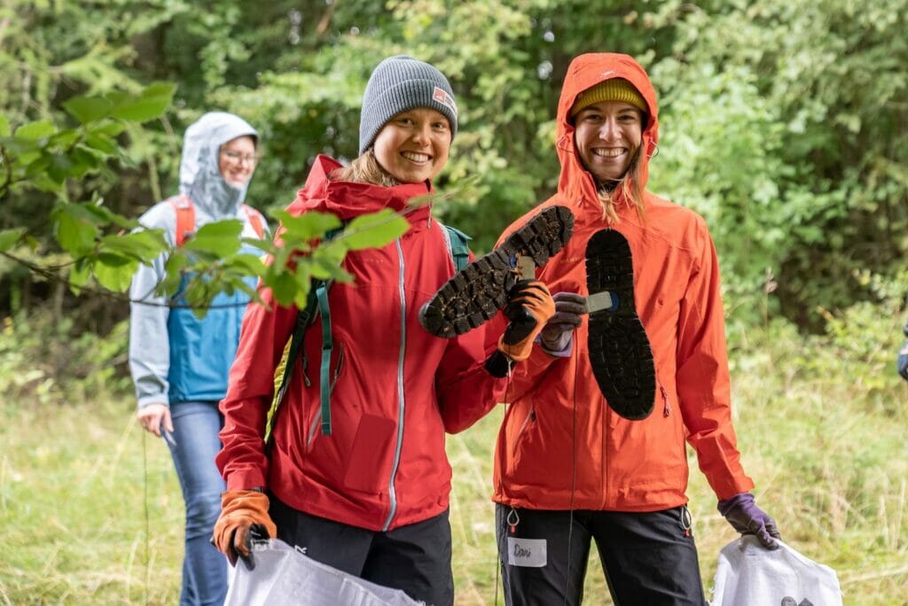 Bergfreunde am Müll sammeln