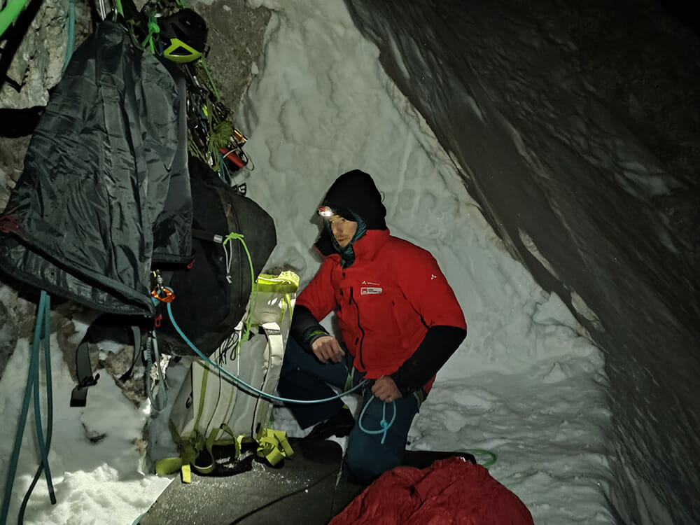 Bergfreund beim Aufbauen des Biwaks zum Schlafen am Berg
