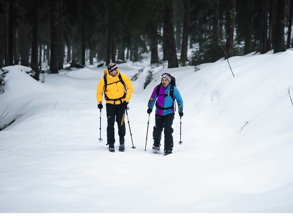Bergfreunde Jörn und Pepsi beim Skitourengehen im Schwarzwald