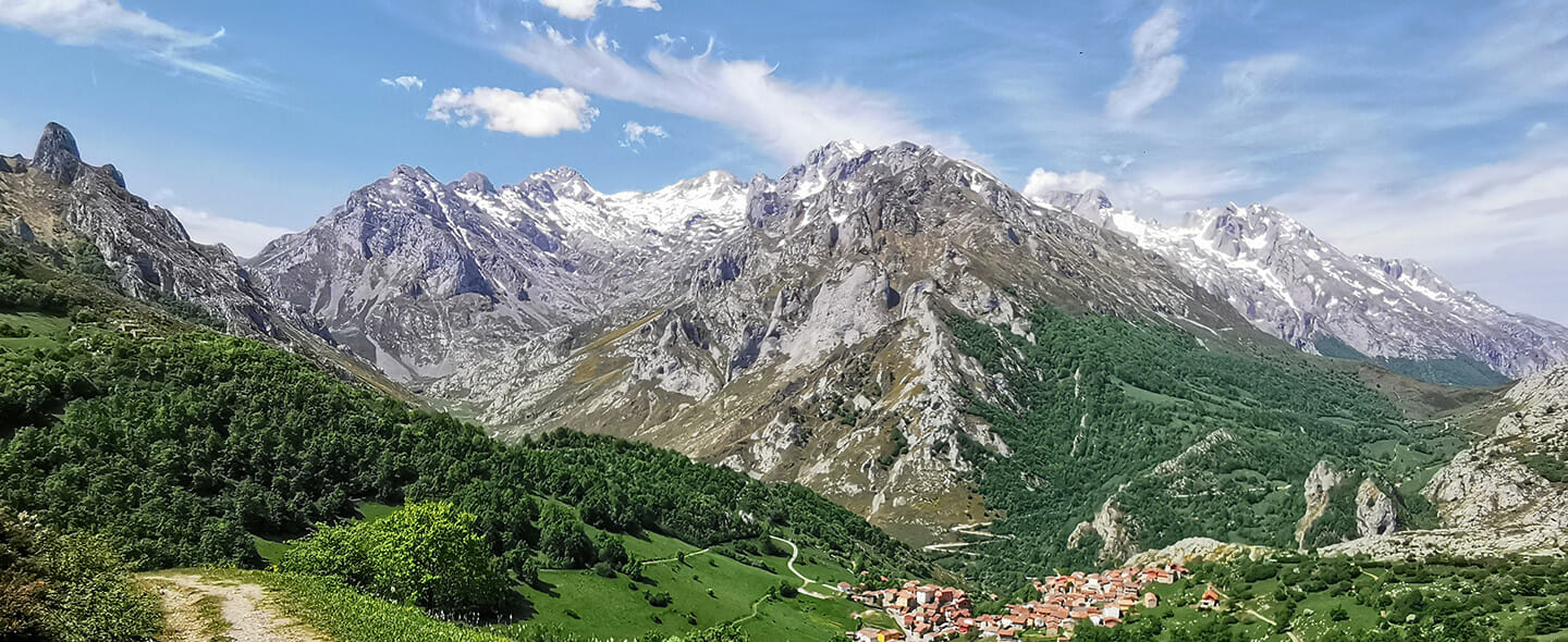 Das Bergdorf Sotres blickt auf das Zentralmassiv