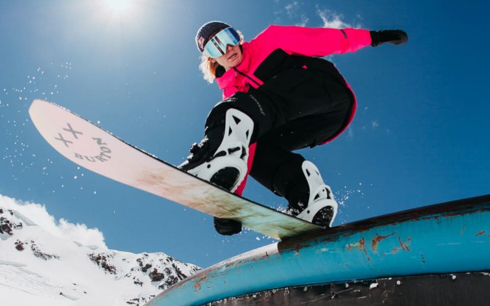 Helm, Skibrille und Rückenprotektor gehören zur Grundausrüstung auf dem Snowboard.