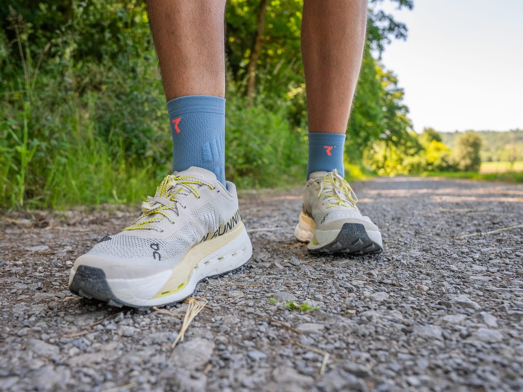 Cloudultra Pro On closeup auf Feldweg