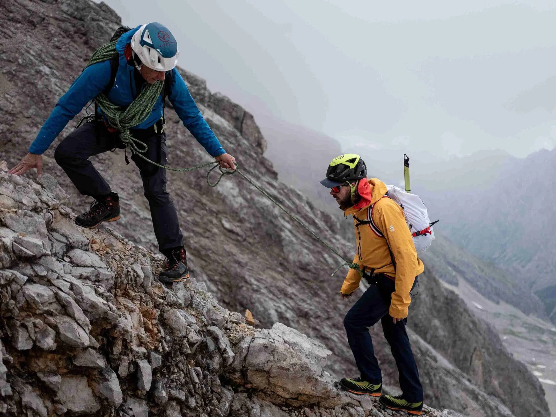 Zwei Kletterer am Berg mit Seilen und Kletterausrüstung