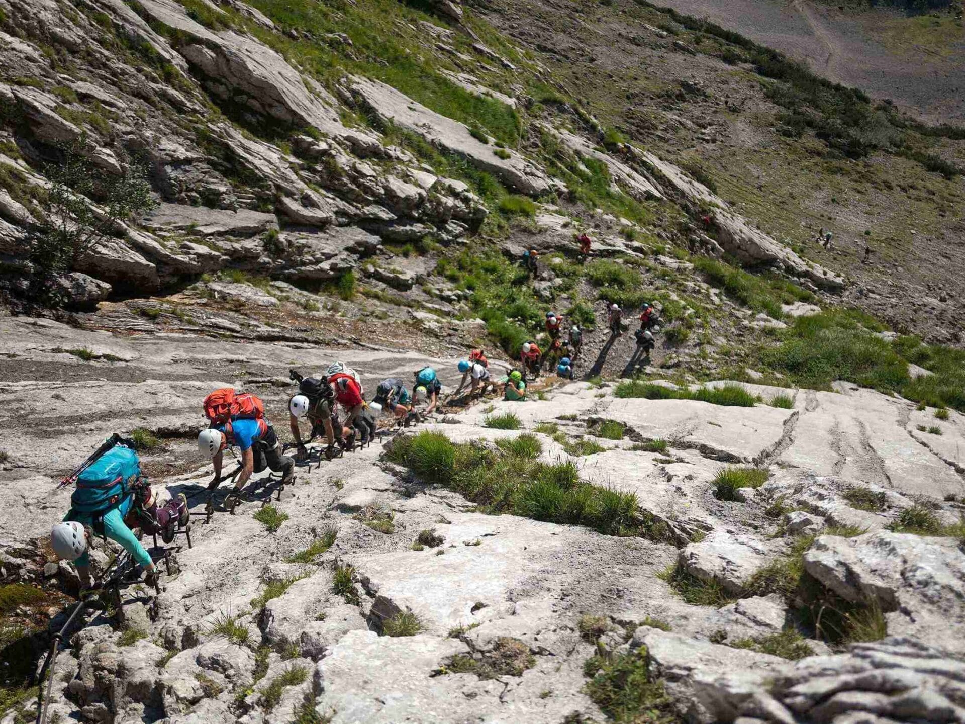 Viele Wanderer bei der ersten Klettersteigpassage am Anstieg durchs Höllental mit Berggestein im Hintergrund