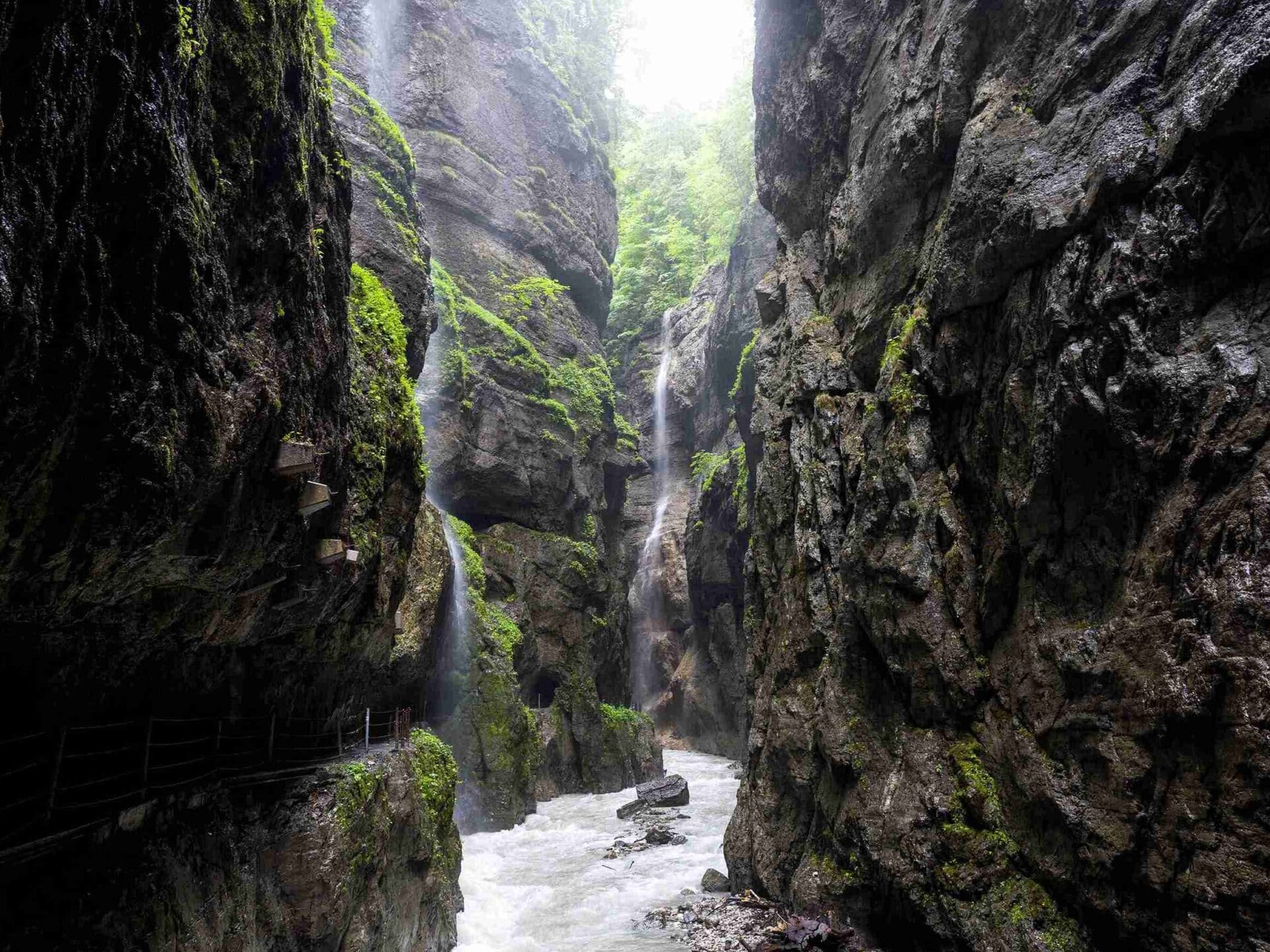 Partnachklamm mit Wasserfällen und bemoosten Felswänden