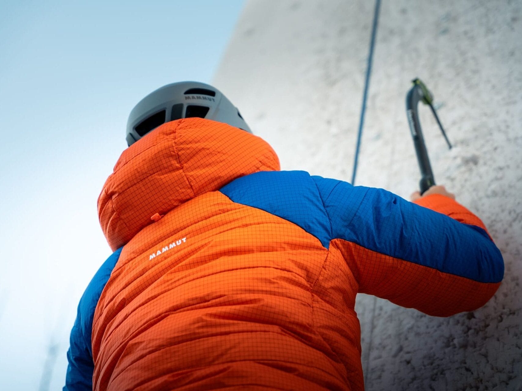 Daunenjacke von Mammut von hinten an einer Eiskletterwand