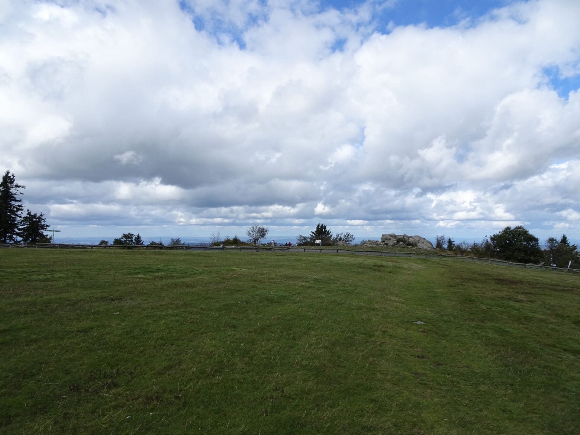 Waldfreies Gipfelplateau auf dem Großen Feldberg.