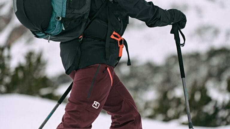 Person mit Skikleidung