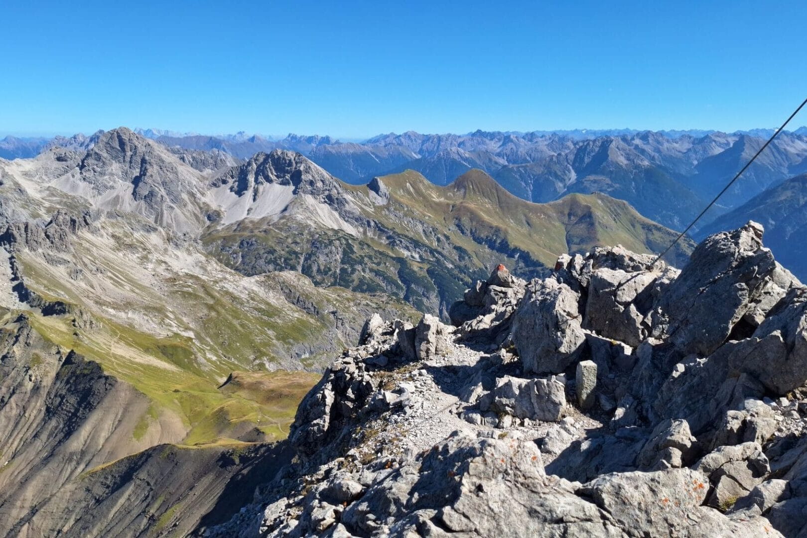 Ausblick von der Mädelegabel auf die umliegende Bergwelt