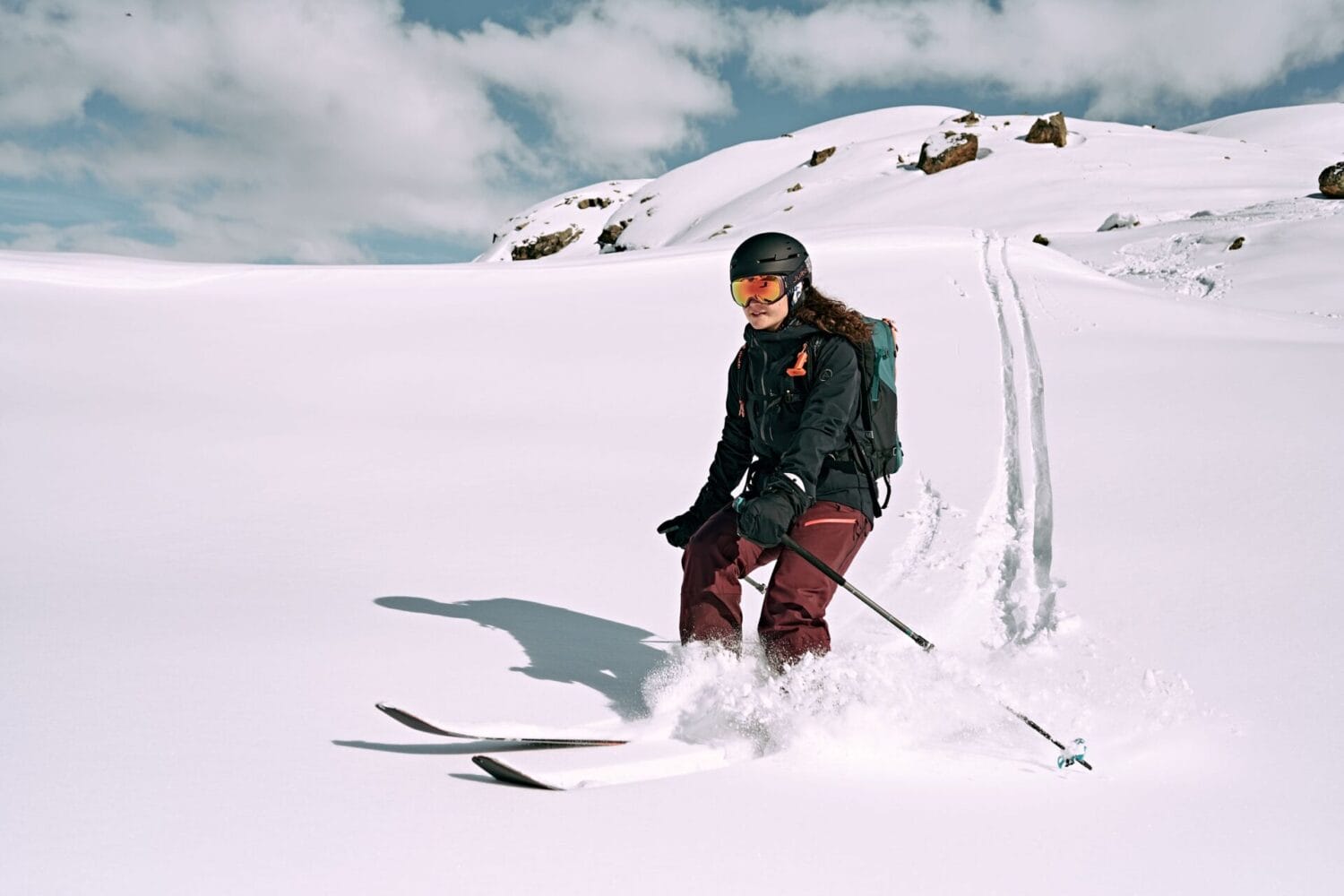 Frau auf Skiern in den Bergen