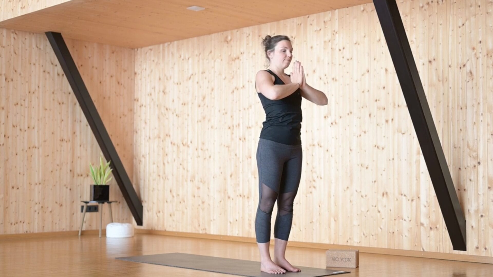 Yoga-Pose mit den Händen vor der Brust