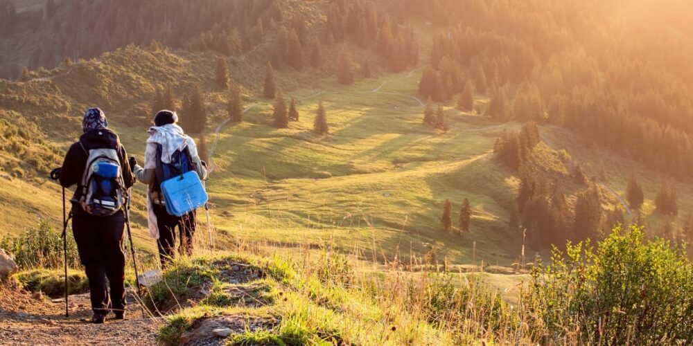 2 Personen wandern über die Alpen